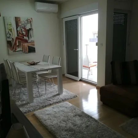 Ultra Lux * פודגוריצה