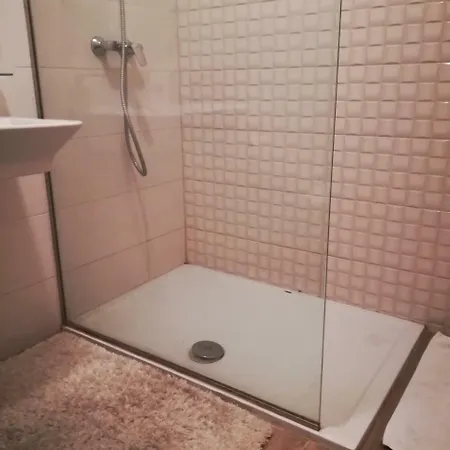 Ultra Lux * פודגוריצה